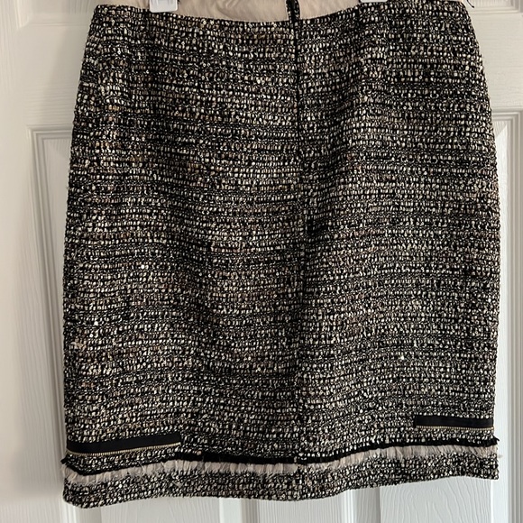 Women’s tweed skirt. Zipper up rear with zipper detail on bottom and fringe. - Picture 2 of 5